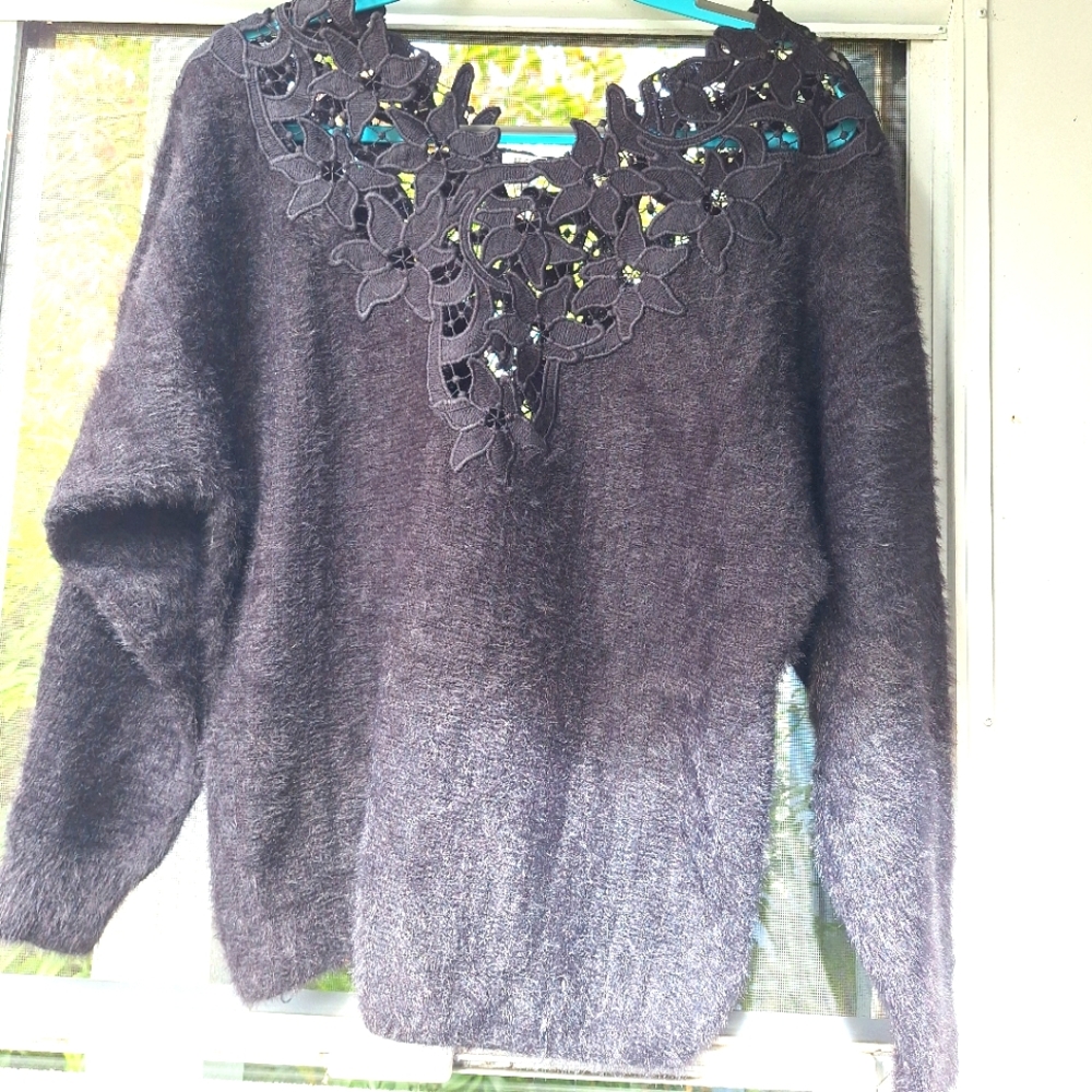 En Creme M/L black soft fuzzy sweater with lace